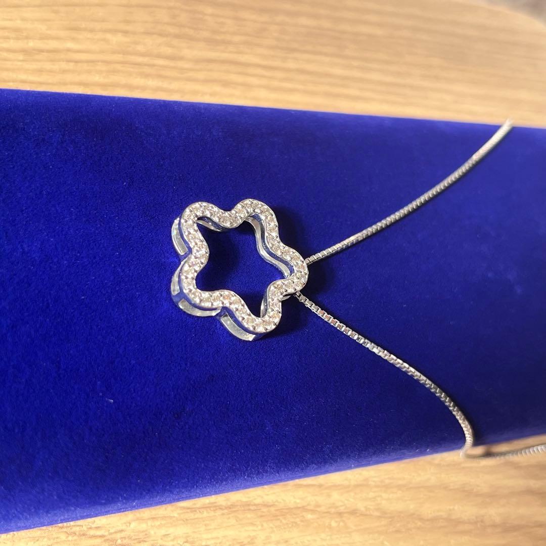 K18WGダイヤモンドフラワーネックレス　胸元に咲く、永遠の輝き