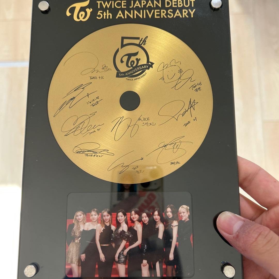 TWICE 『T・W・I・C・E』 555名限定プレミアムチケットの交換特典