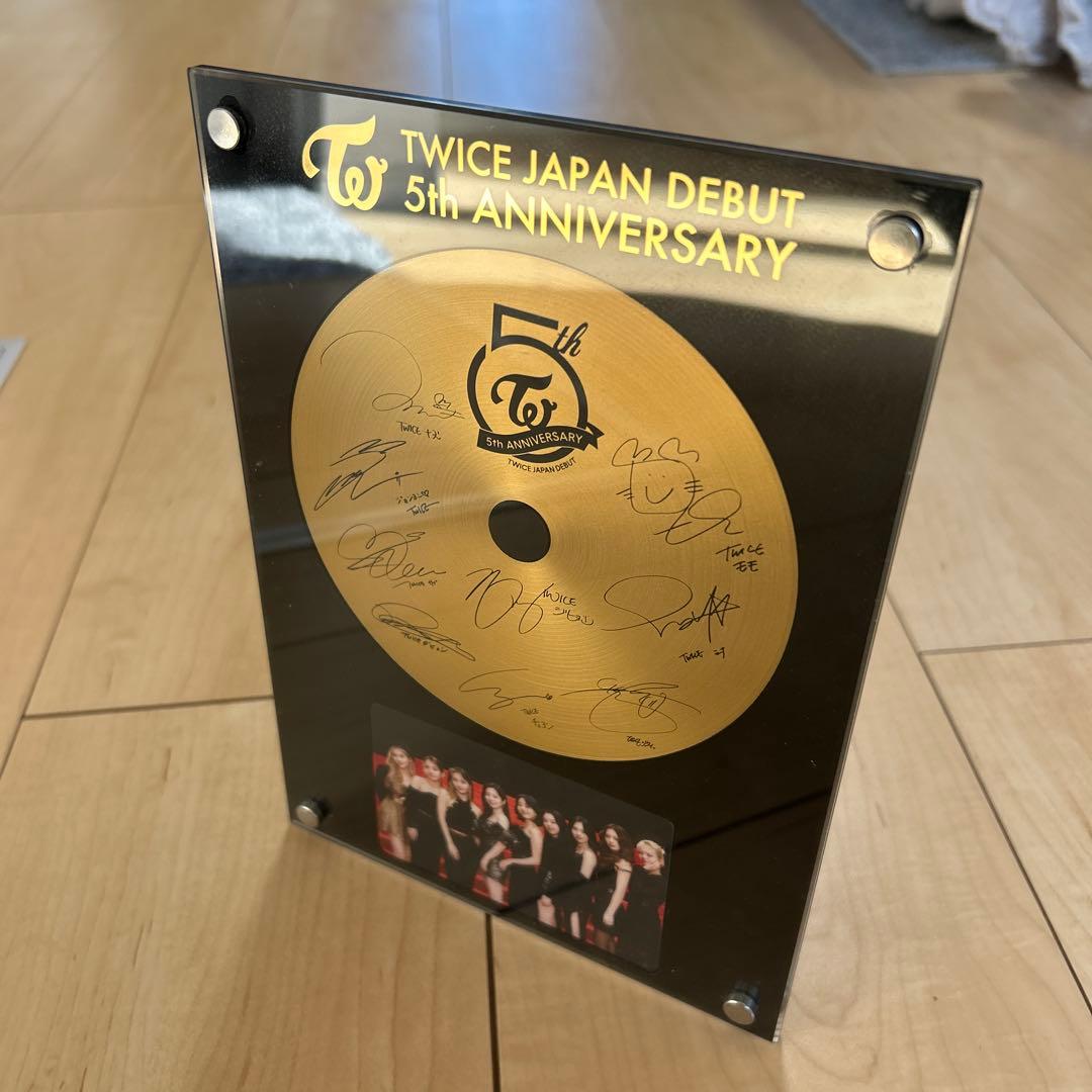 TWICE 『T・W・I・C・E』 555名限定プレミアムチケットの交換特典