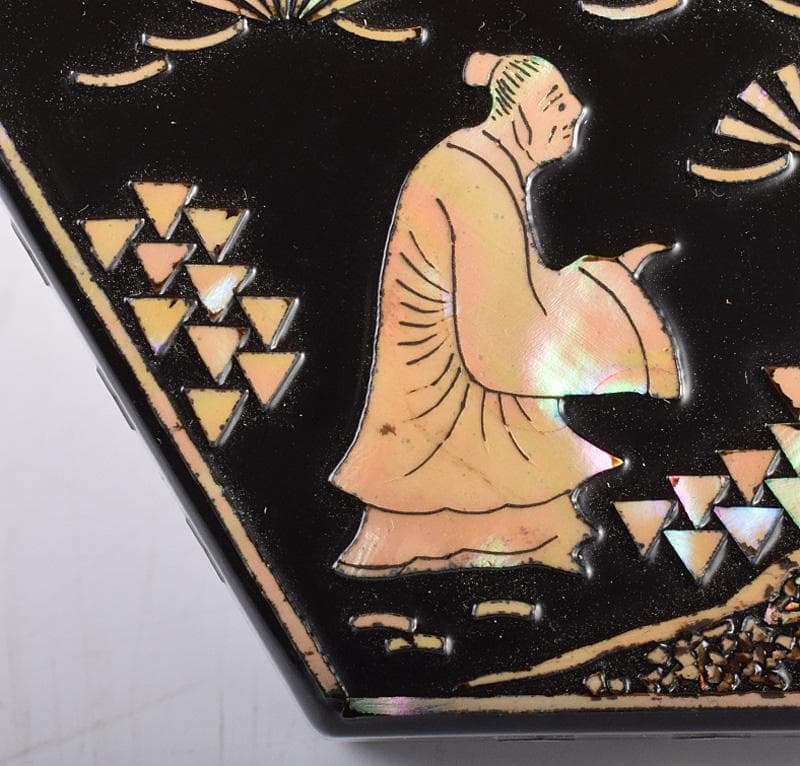 茶道具　源陵香作　青貝螺鈿　六角松人物図　香合　共箱　V　3573