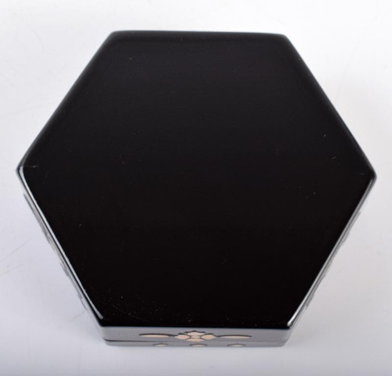 茶道具　源陵香作　青貝螺鈿　六角松人物図　香合　共箱　V　3573