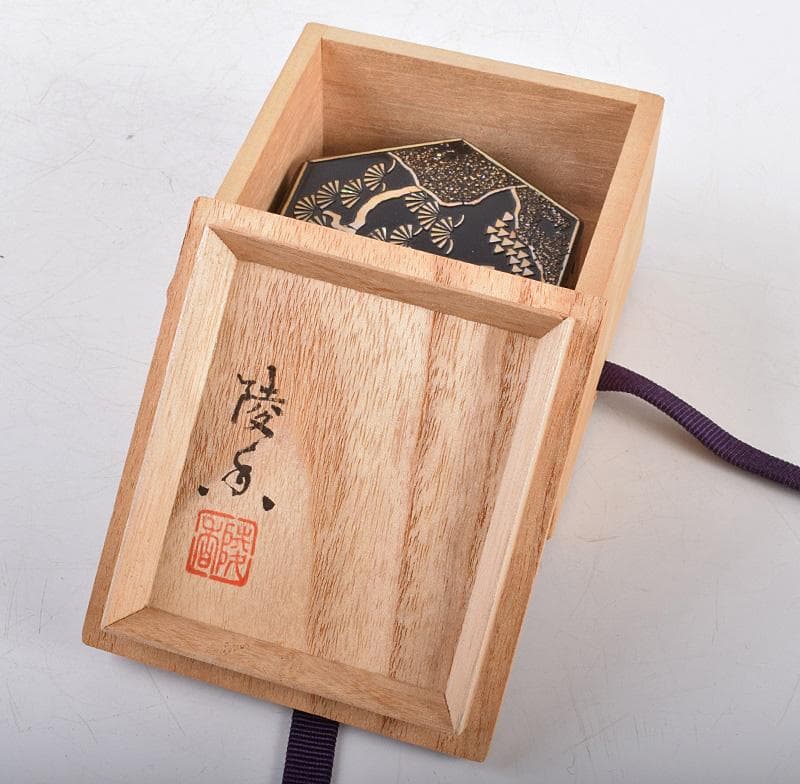 茶道具　源陵香作　青貝螺鈿　六角松人物図　香合　共箱　V　3573