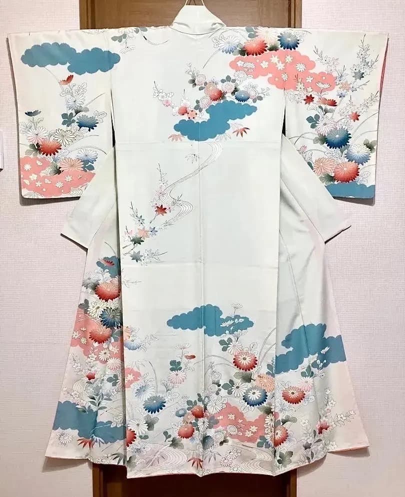 春のお出かけ 正絹縮緬着物 昭和の頃のお品物 アートシーンへのお出かけ