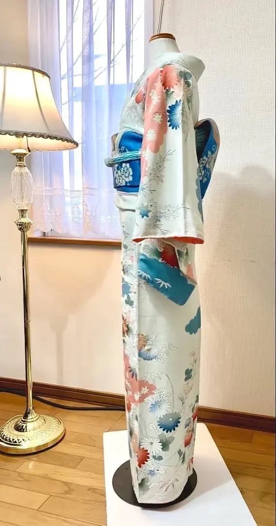 春のお出かけ 正絹縮緬着物 昭和の頃のお品物 アートシーンへのお出かけ