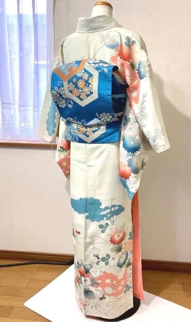 春のお出かけ 正絹縮緬着物 昭和の頃のお品物 アートシーンへのお出かけ