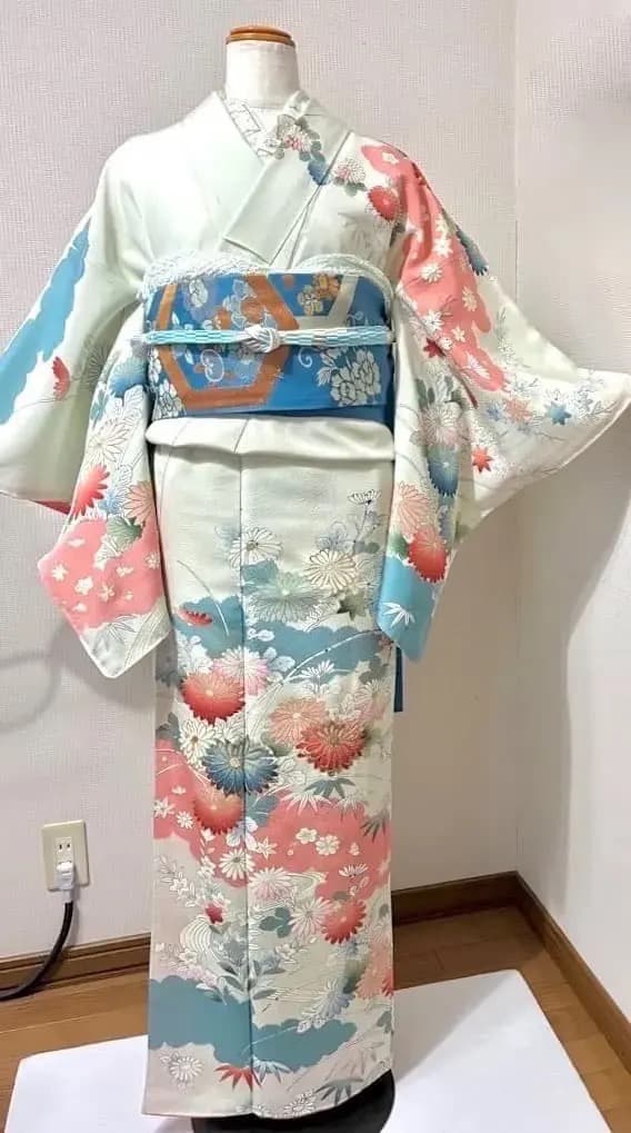 春のお出かけ 正絹縮緬着物 昭和の頃のお品物 アートシーンへのお出かけ