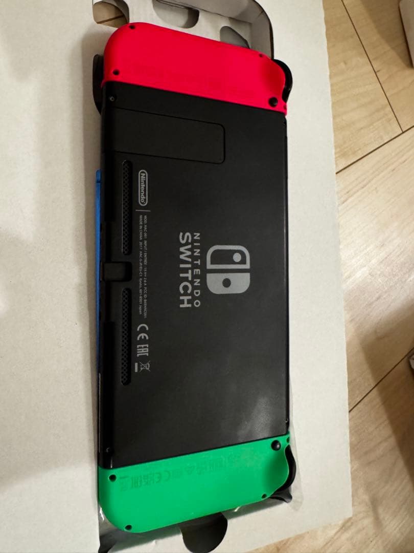 Nintendo Switch本体とキャリングケース