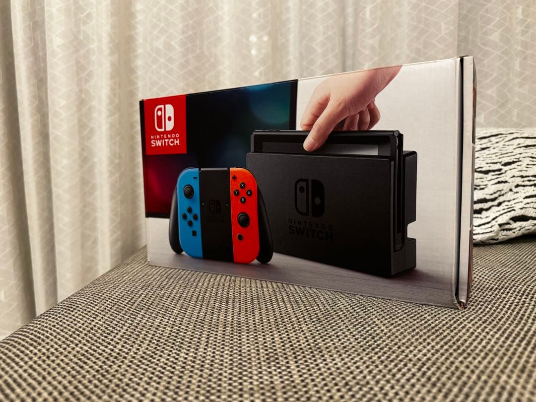 Nintendo Switch本体とキャリングケース