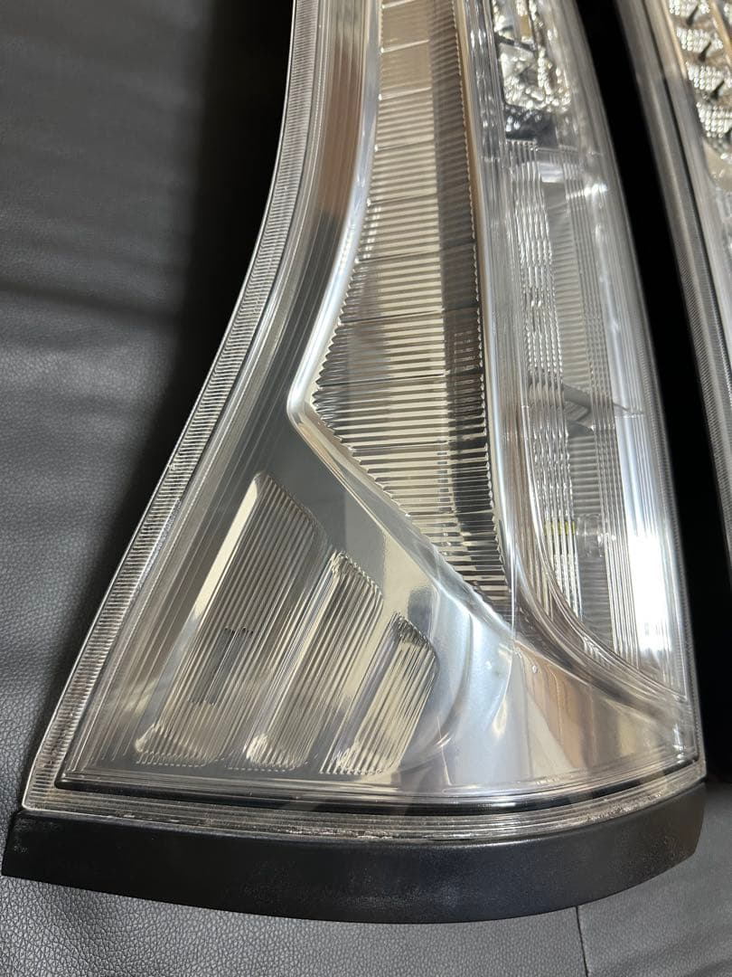 送料込み　セレナ C26 前期 純正 テールランプ 左右セット