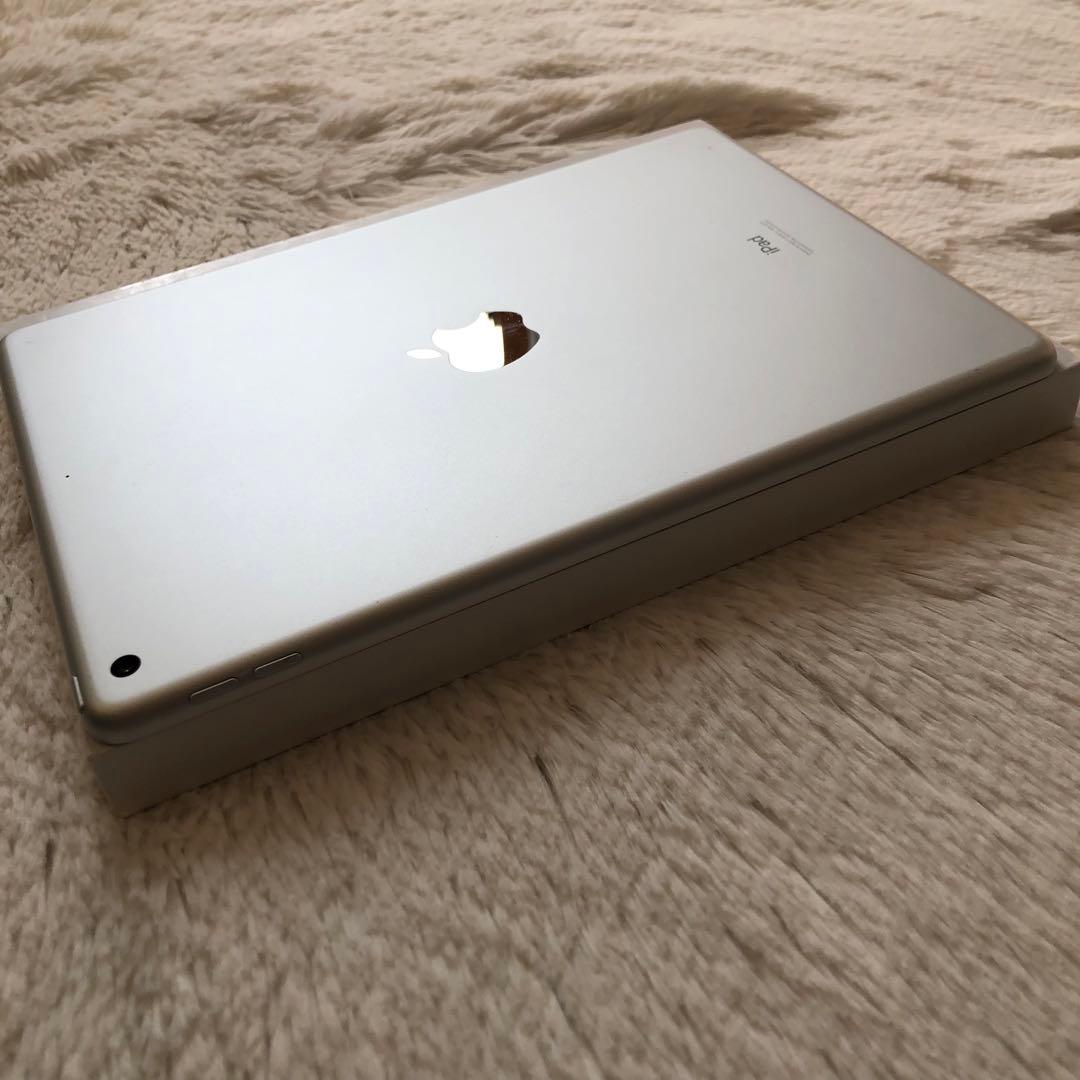 【完動品】iPad 第8世代 32GB 【すぐ発送】【付属品】