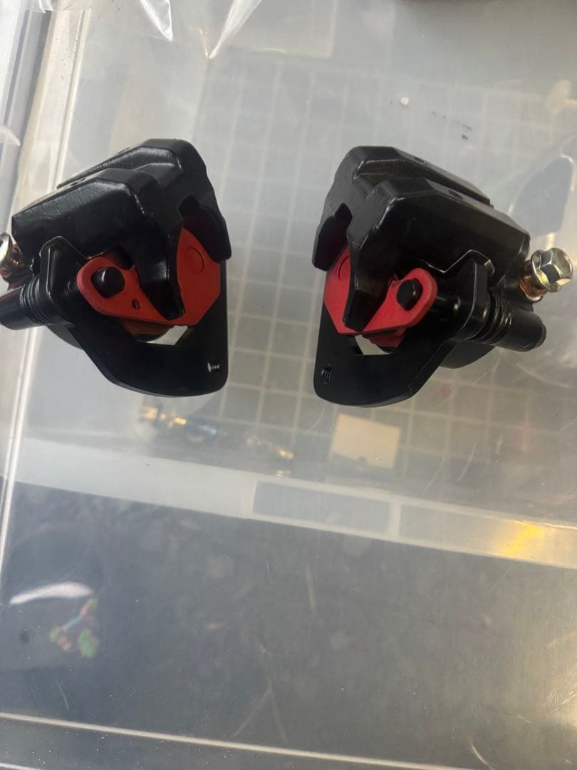 gs400、 gt380.ザリ、ブレーキダブルキャリパー 黒 赤いパッド付き