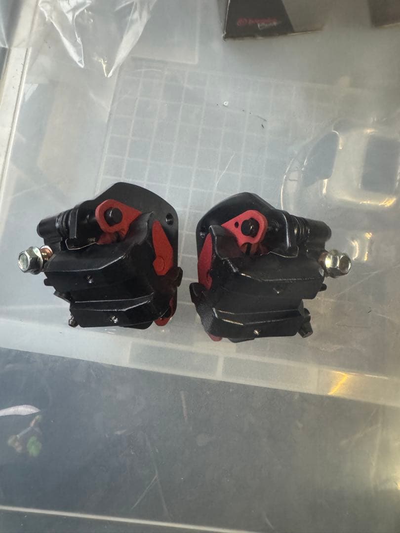 gs400、 gt380.ザリ、ブレーキダブルキャリパー 黒 赤いパッド付き