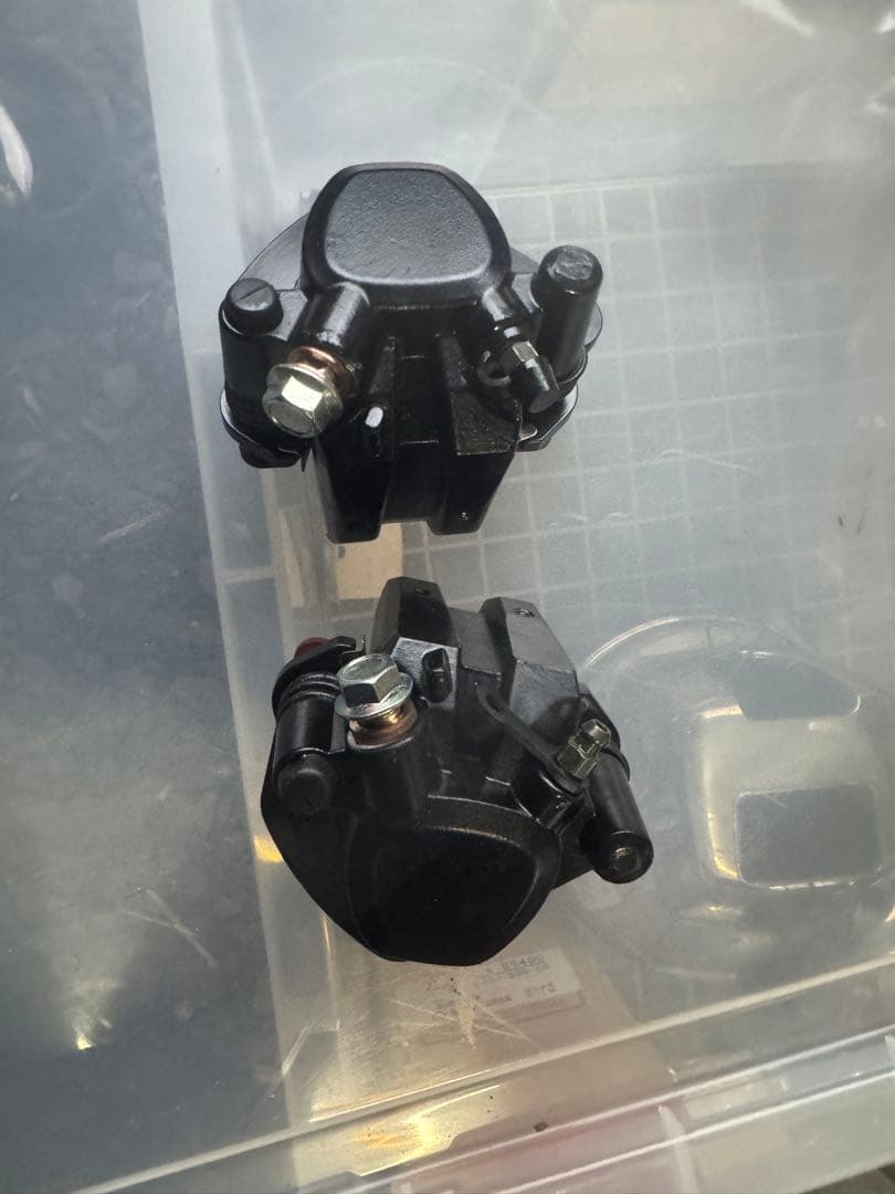 gs400、 gt380.ザリ、ブレーキダブルキャリパー 黒 赤いパッド付き