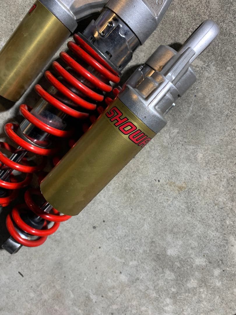 SHOWA サスペンション 2本セット 赤金