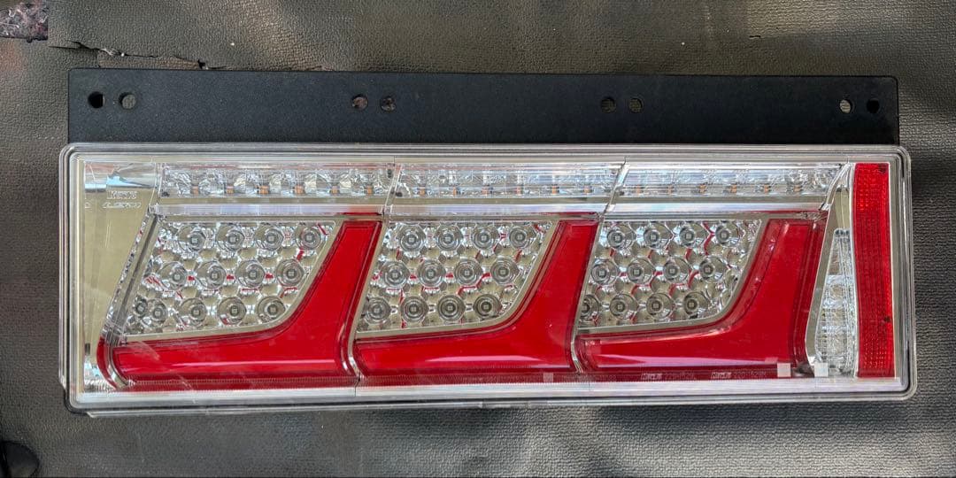 送料込み❗️小糸LEDテールランプ 右側　新車外し