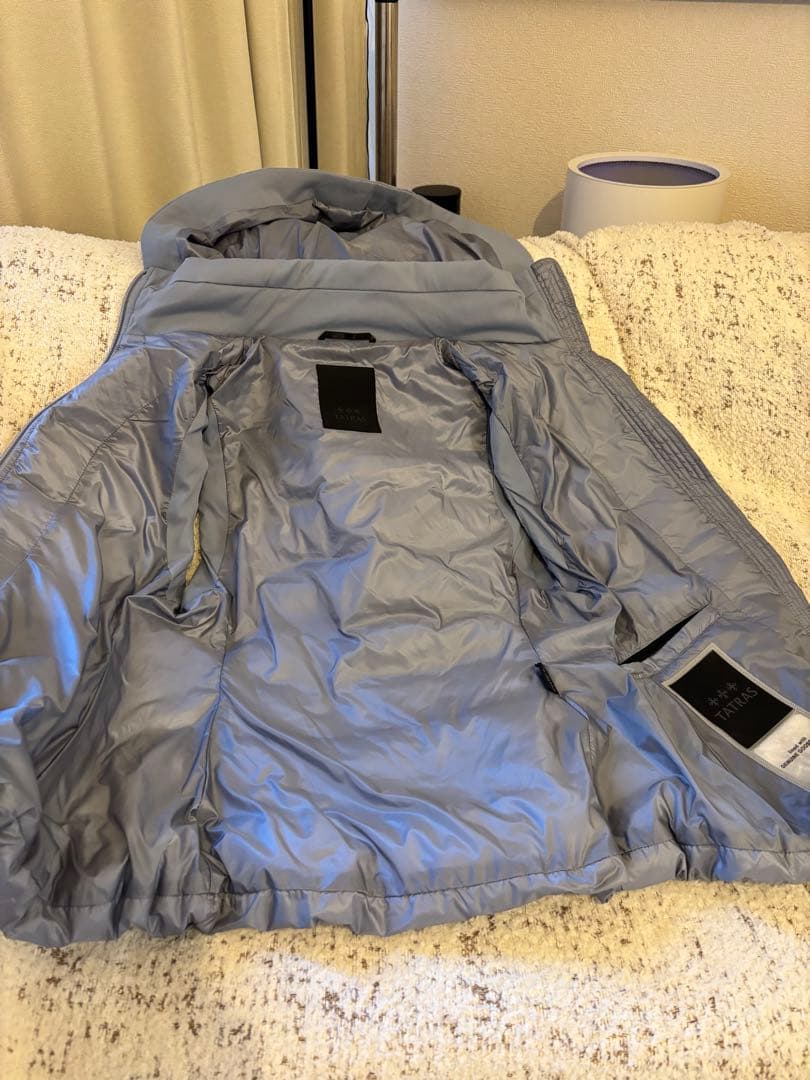 フード付きライトグレーのダウンベスト
