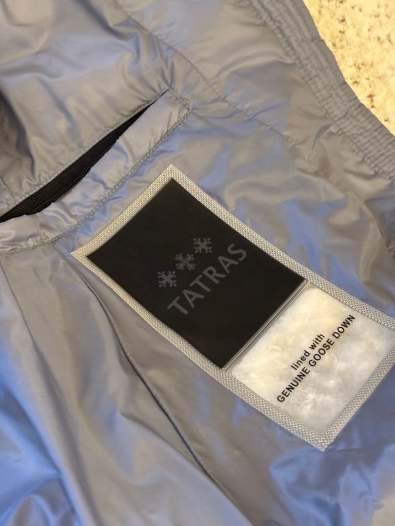 フード付きライトグレーのダウンベスト