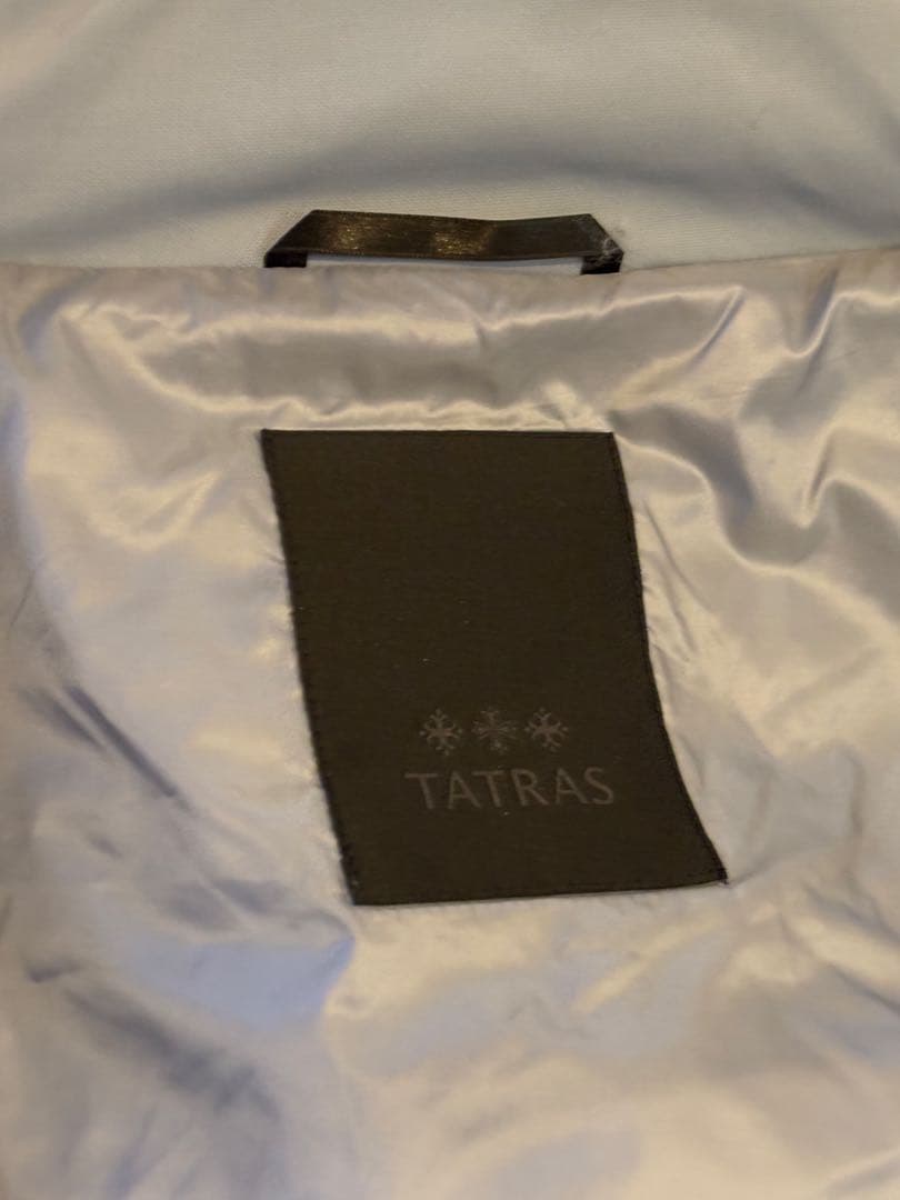 フード付きライトグレーのダウンベスト