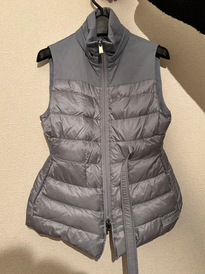 フード付きライトグレーのダウンベスト