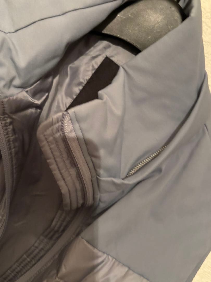 フード付きライトグレーのダウンベスト