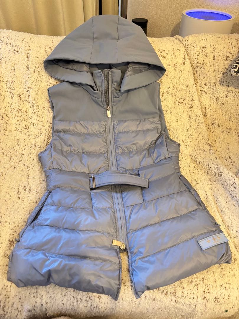 フード付きライトグレーのダウンベスト
