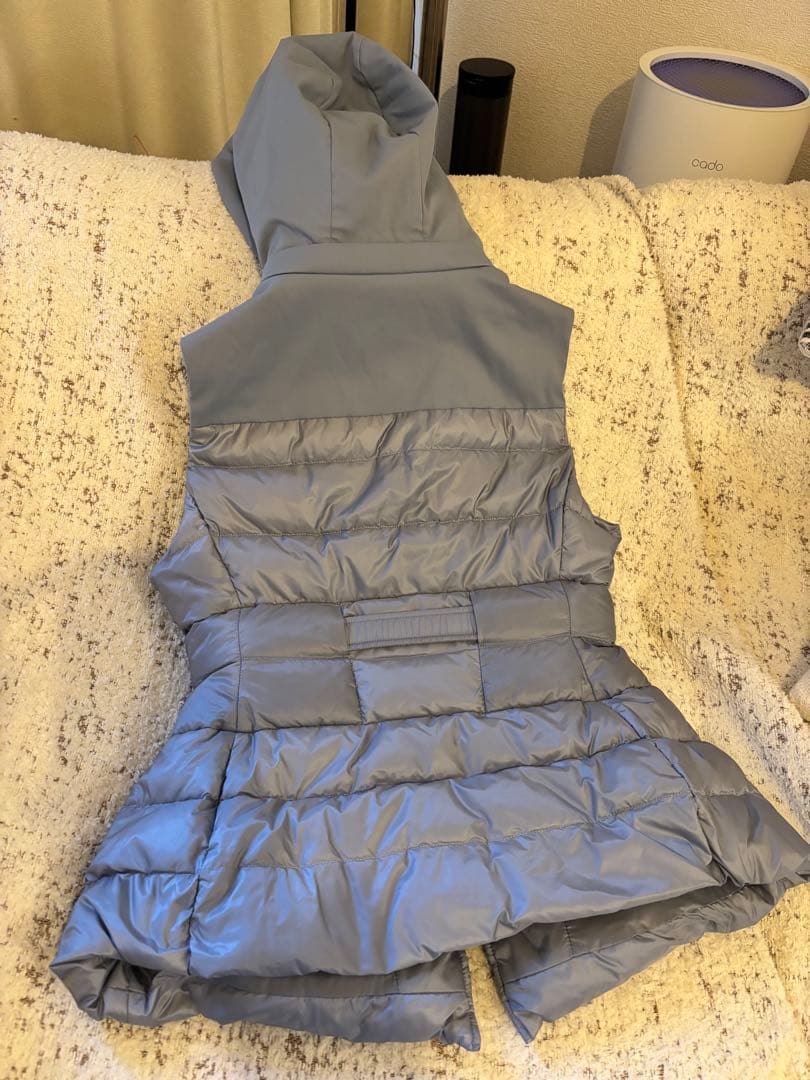 フード付きライトグレーのダウンベスト