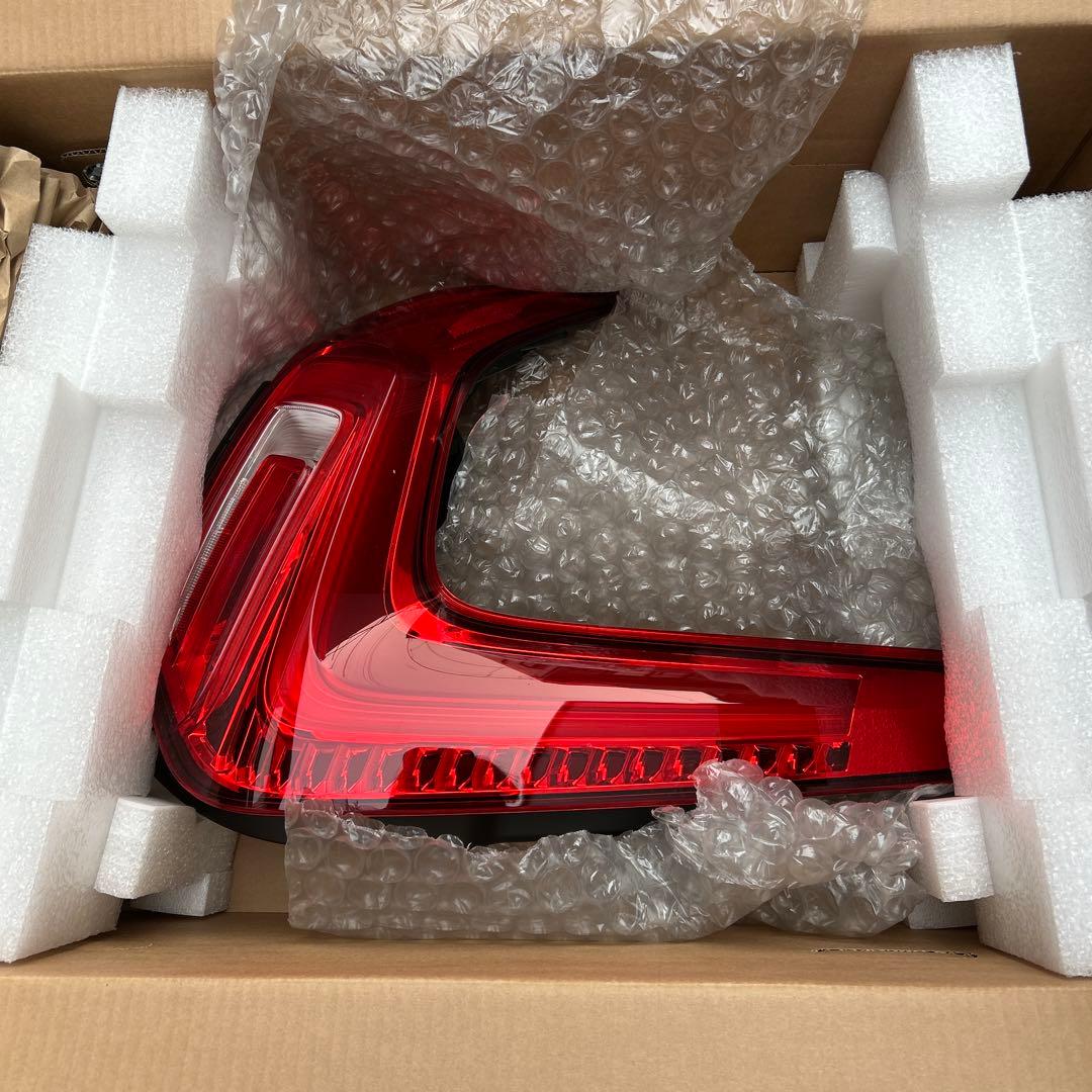 ボルボXC40 536 左テールレンズ