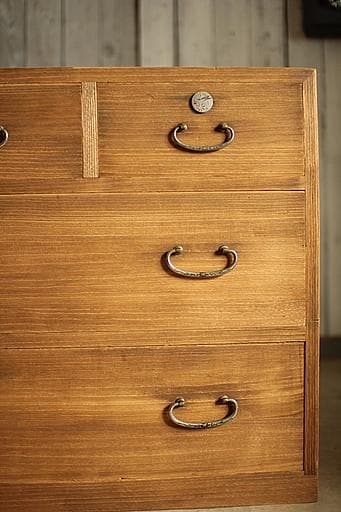 古く味のある木製の引き出し5杯　チェスト