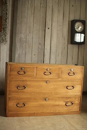古く味のある木製の引き出し5杯　チェスト