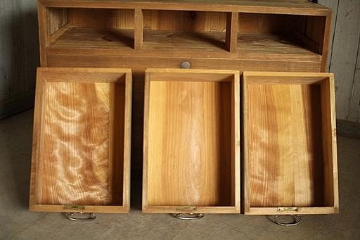 古く味のある木製の引き出し5杯　チェスト