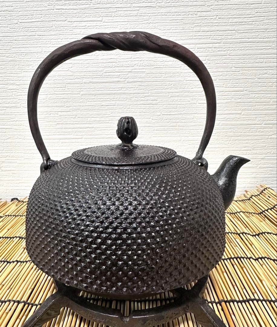 南部釜師　初代緑山　河村 常次郎作　１２型アラレ　南部鉄瓶　かず様売約済み