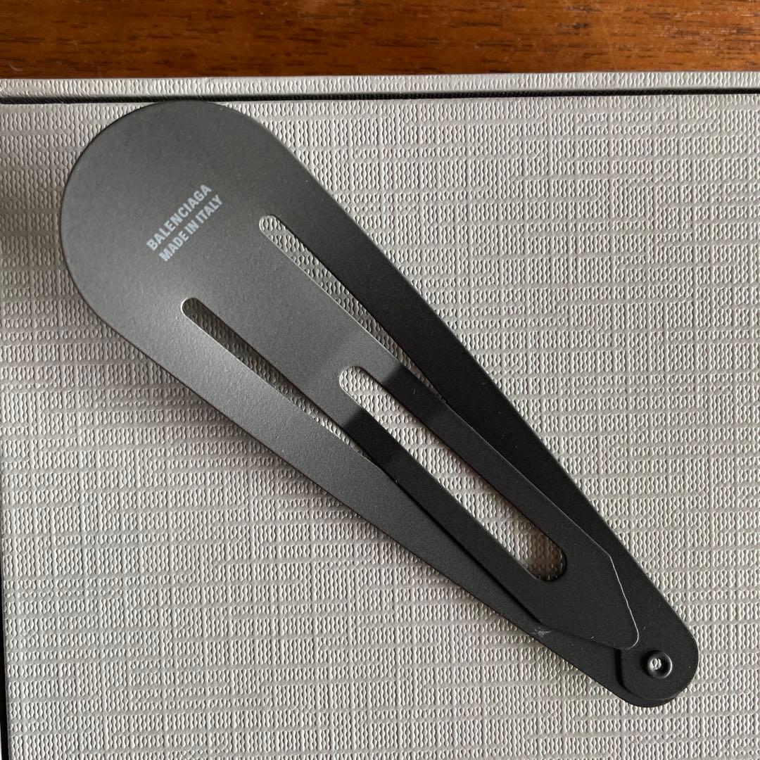 バレンシアガ BALENCIAGA ロゴ ヘアクリップ ブラック