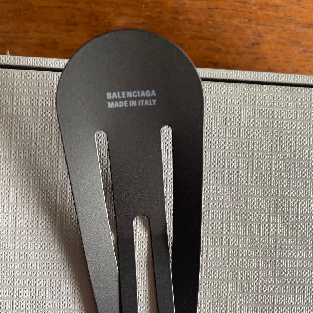 バレンシアガ BALENCIAGA ロゴ ヘアクリップ ブラック