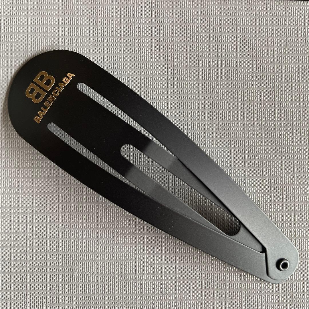 バレンシアガ BALENCIAGA ロゴ ヘアクリップ ブラック