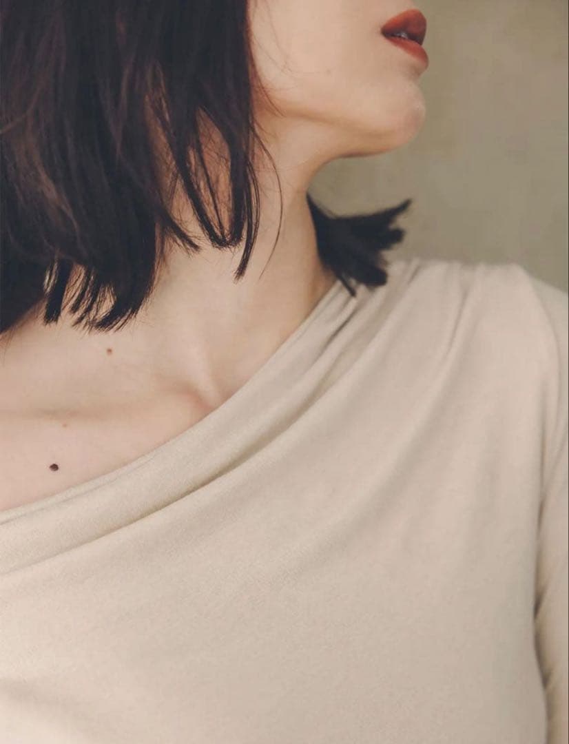 【超人気完売品】 ánuansアニュアンスギャザードレープカットトップス着用1回