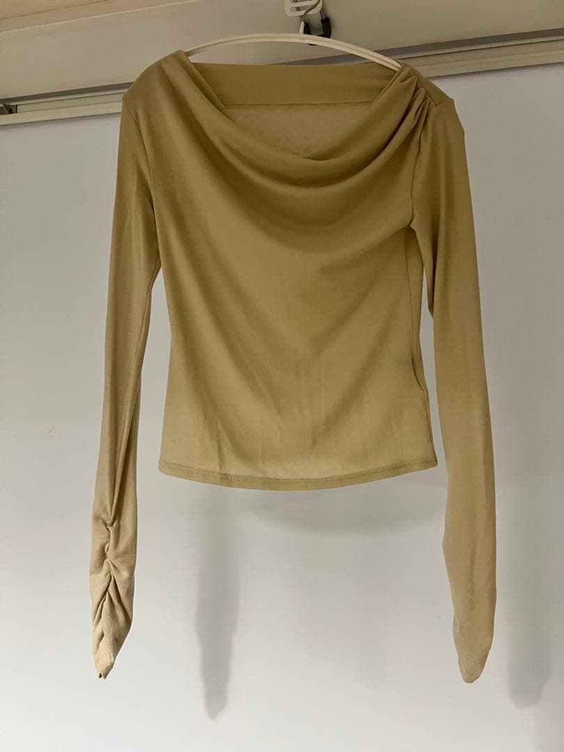 【超人気完売品】 ánuansアニュアンスギャザードレープカットトップス着用1回