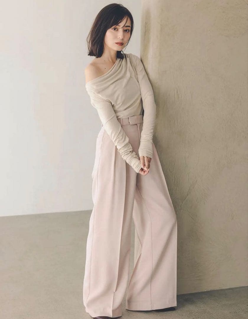 【超人気完売品】 ánuansアニュアンスギャザードレープカットトップス着用1回