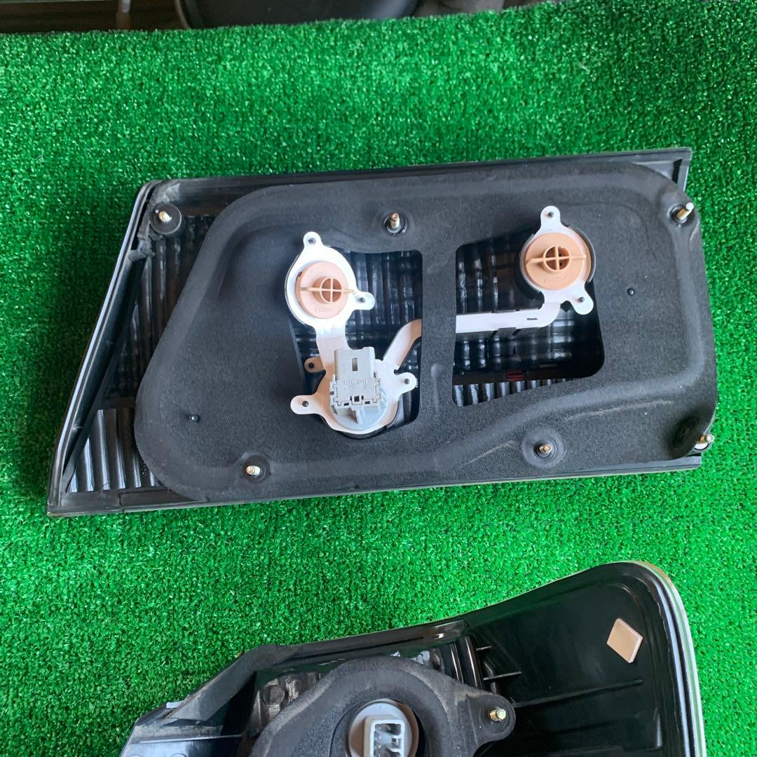 トヨタ　17クラウン　ロイヤルサルーン　純正テールライト左右セット　中古品