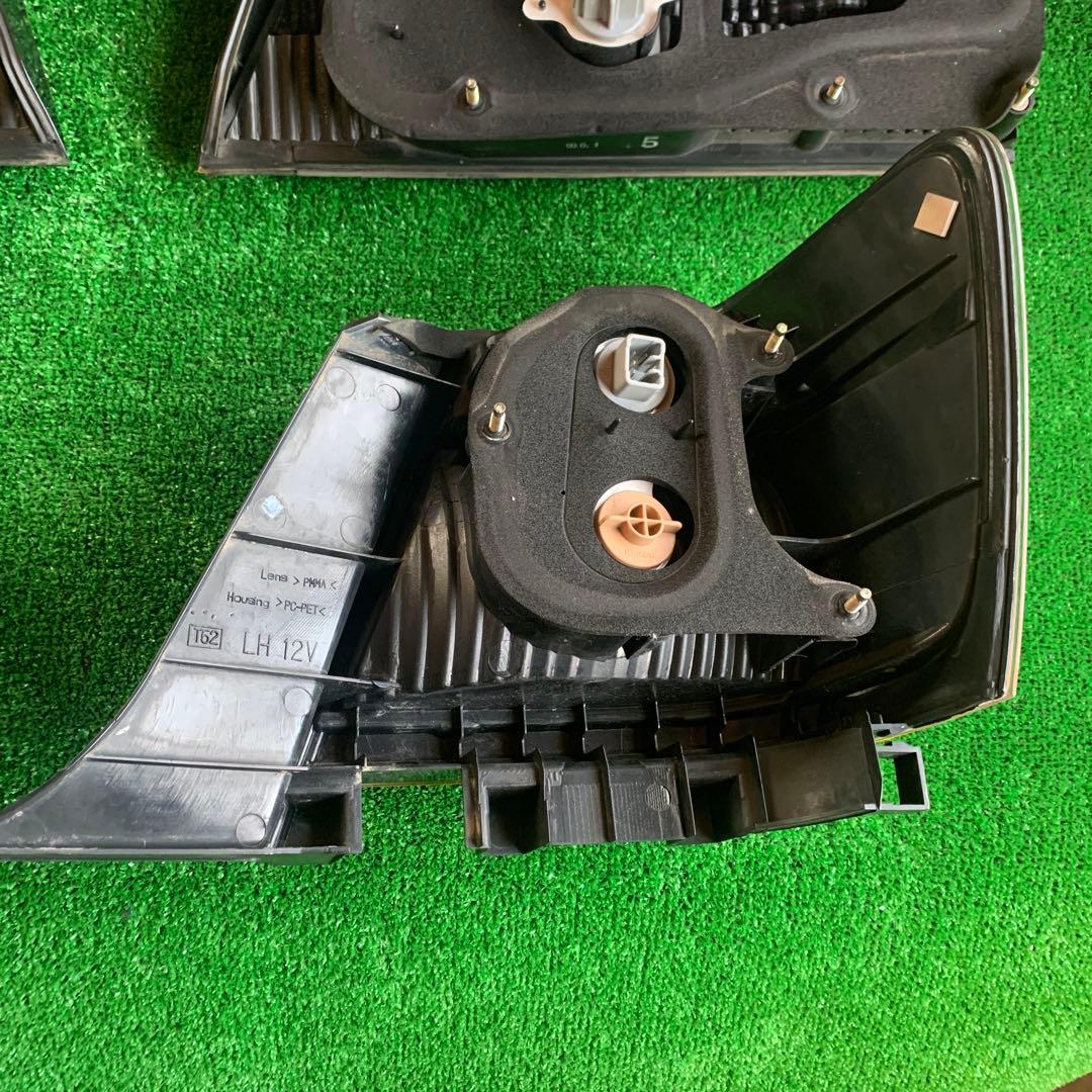 トヨタ　17クラウン　ロイヤルサルーン　純正テールライト左右セット　中古品