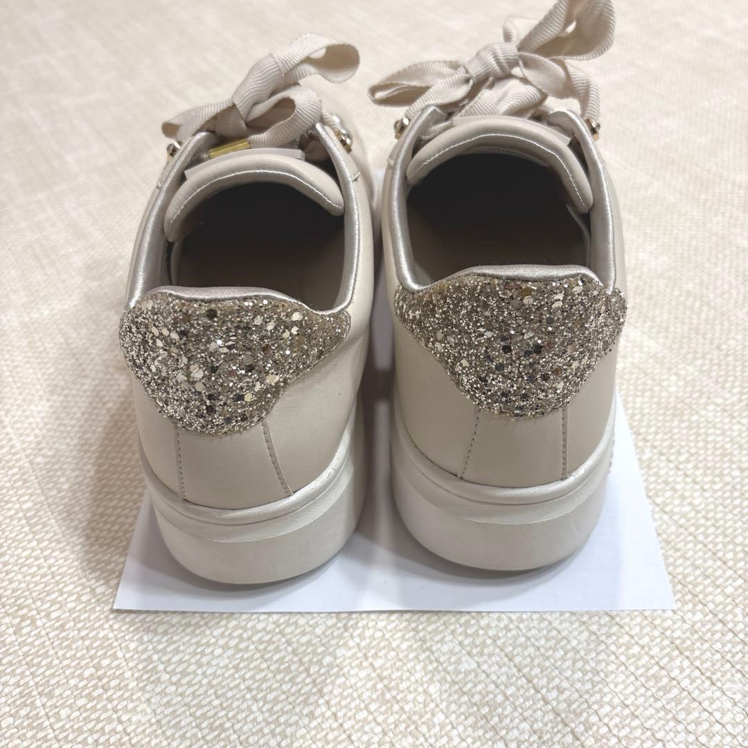 ＋diana（ダイアナ）パールビジュー付きリボンスニーカー　ベージュ24.5cm