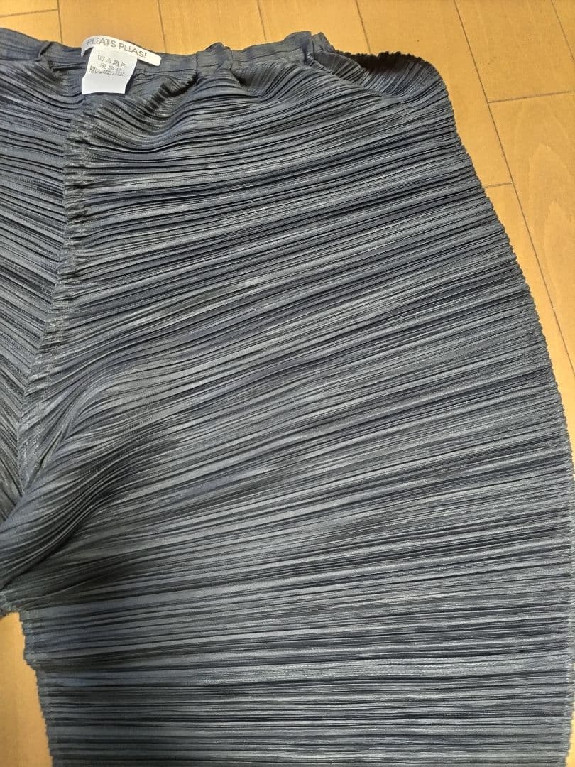 プリーツプリーズ　イッセイミヤケ　変形パンツ