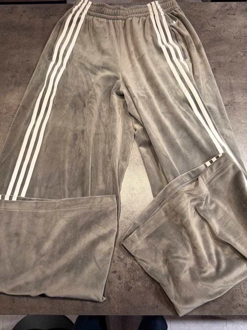 adidas セットアップ　ベルベットトラックジャケット、パンツ