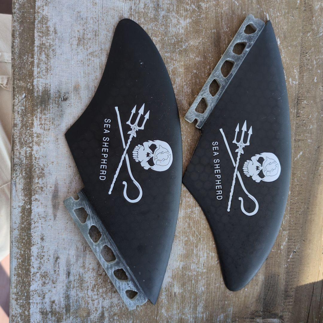 SEA SHEPHERD サーフボードフィン 2枚セット