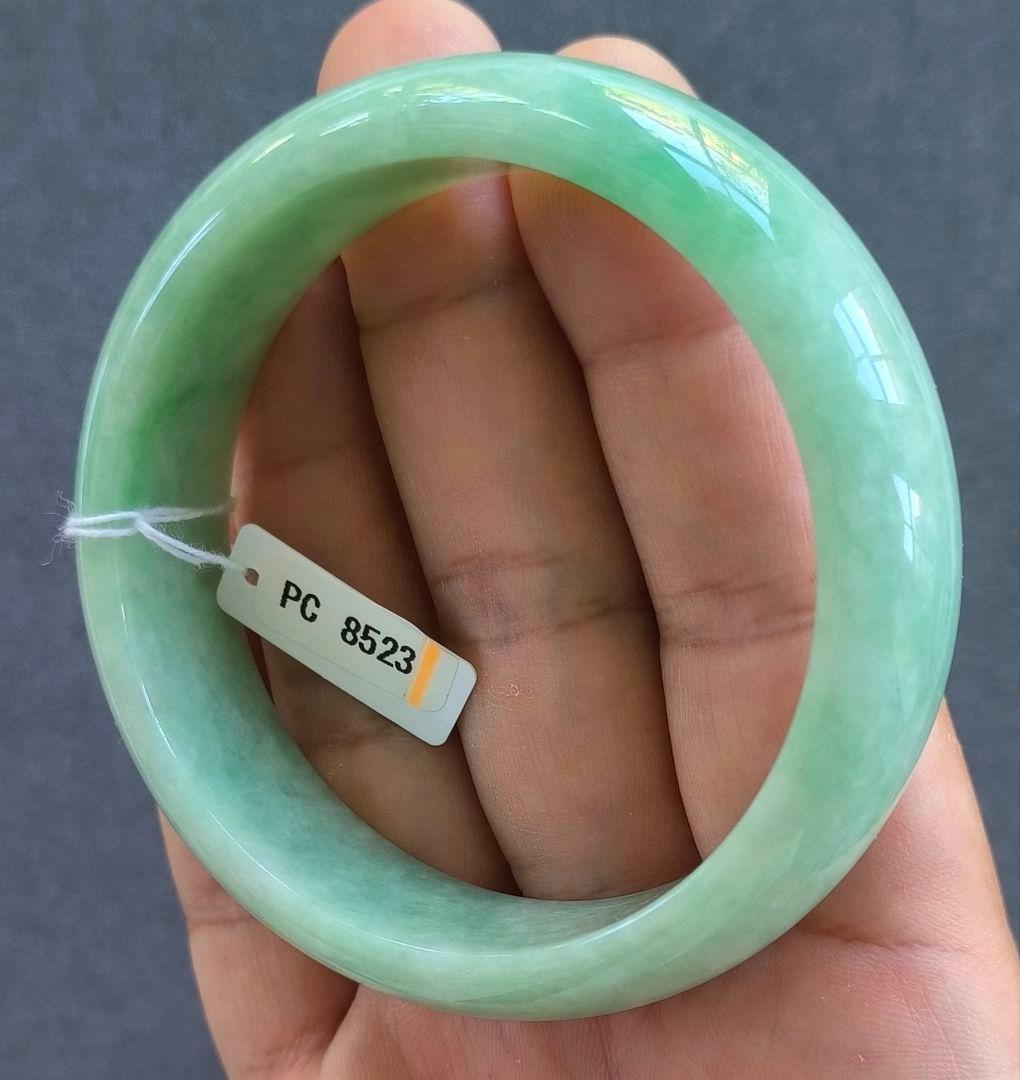 【日本鑑別書付:阳绿:大径】ミャンマー産本翡翠のバングル（内径61ミリ）8523