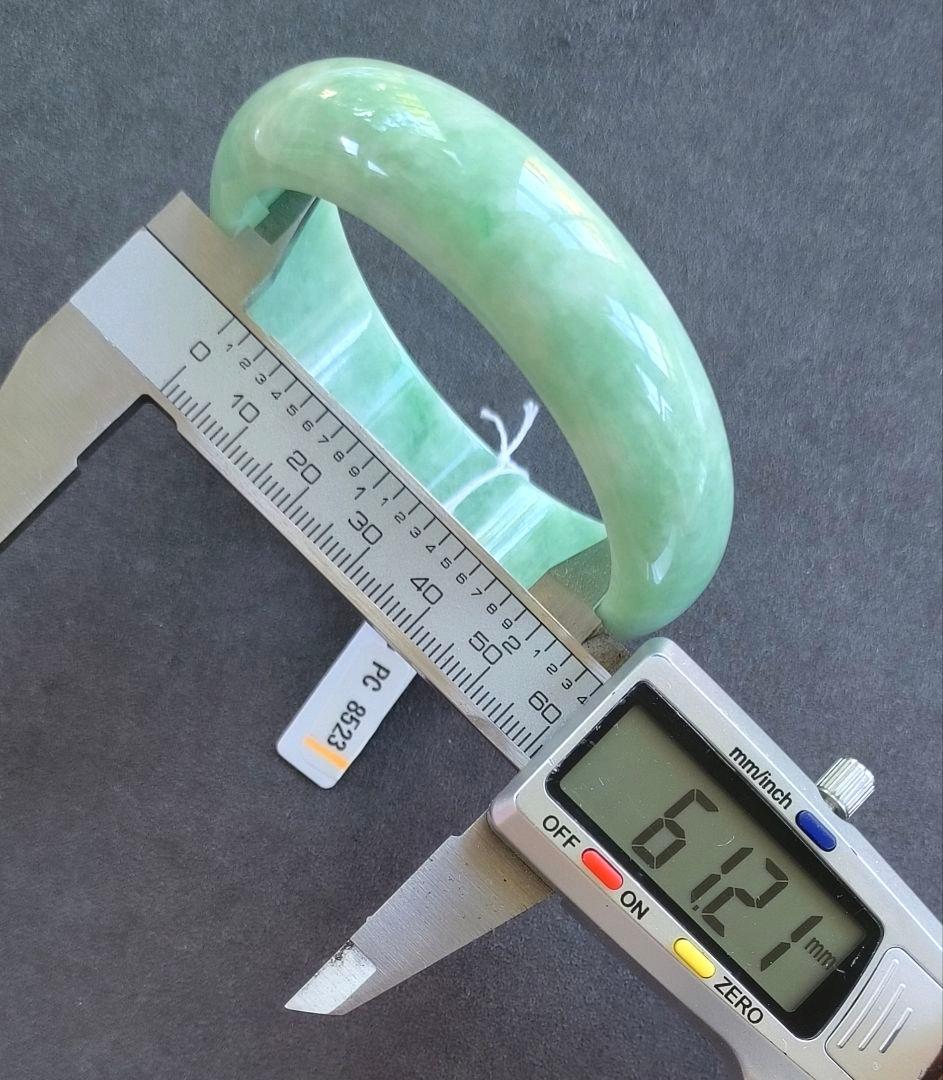 【日本鑑別書付:阳绿:大径】ミャンマー産本翡翠のバングル（内径61ミリ）8523