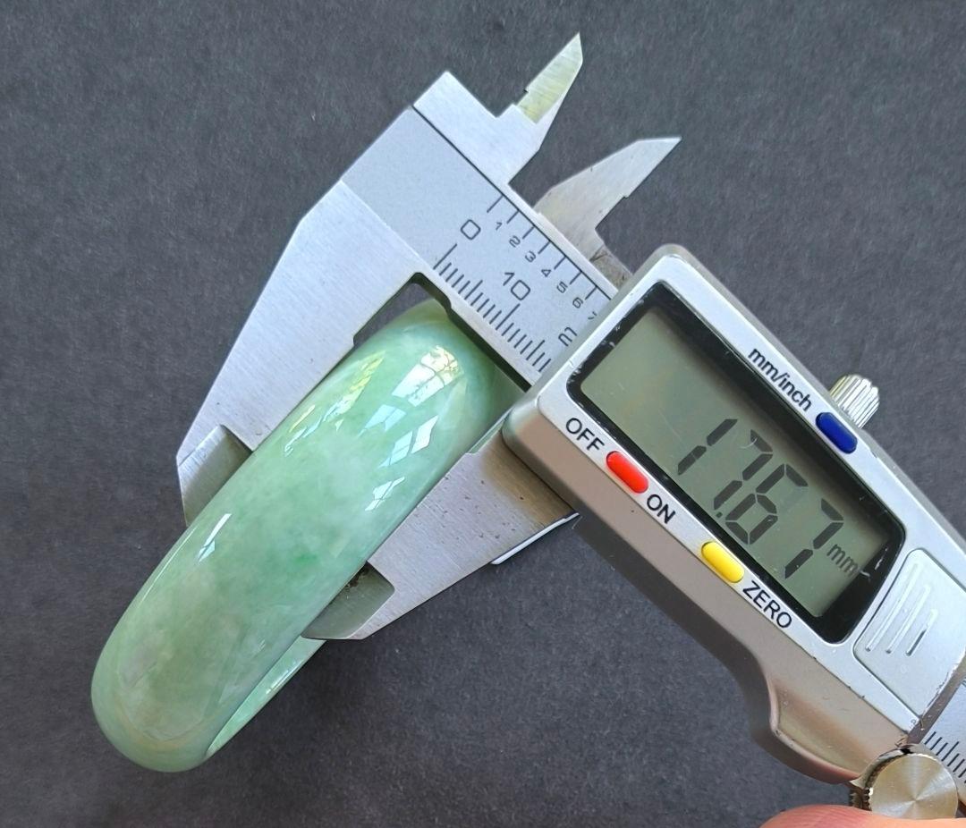 【日本鑑別書付:阳绿:大径】ミャンマー産本翡翠のバングル（内径61ミリ）8523