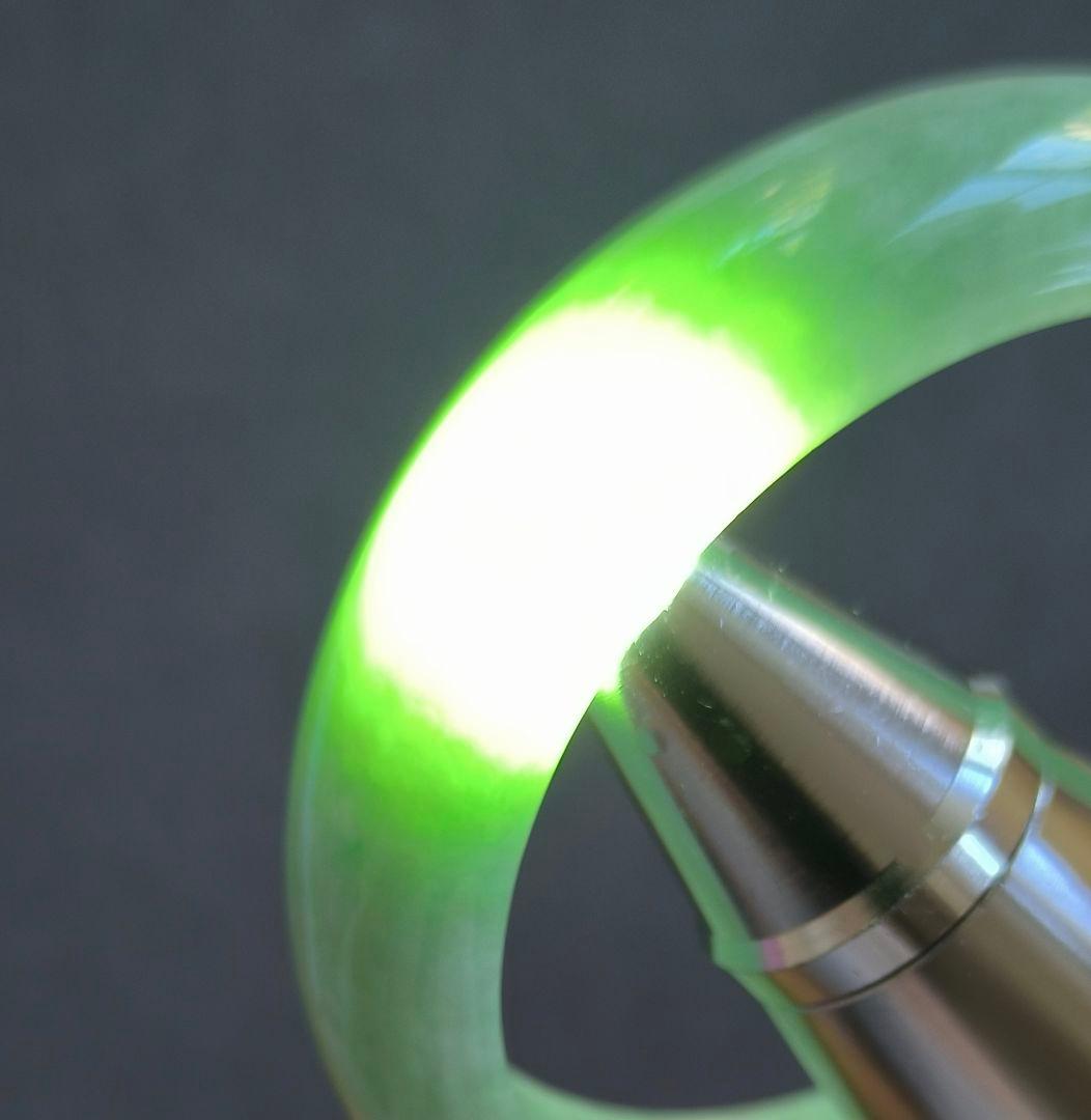 【日本鑑別書付:阳绿:大径】ミャンマー産本翡翠のバングル（内径61ミリ）8523