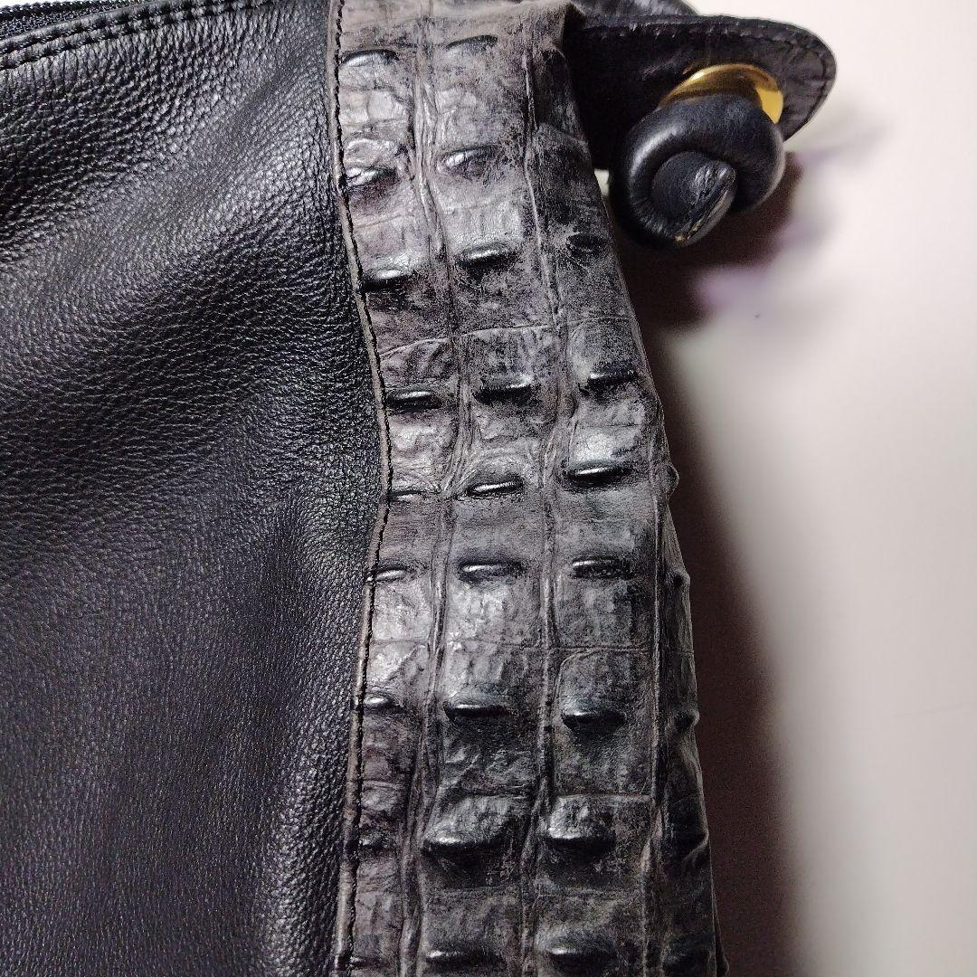 イタリア製　黒のショルダーバッグ クロコダイル風