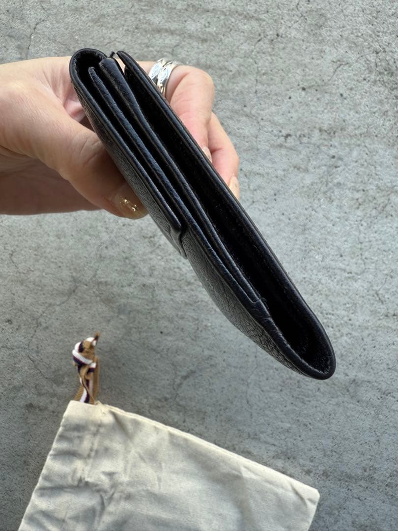 (本日限り)12000円即日発送手配可IL BISONTE 二つ折り財布 黒