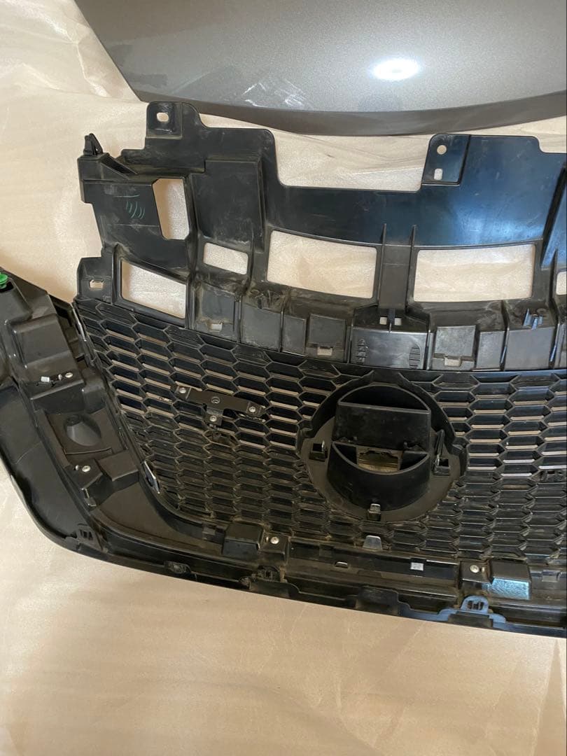 日産E12ノート後期フロントグリル